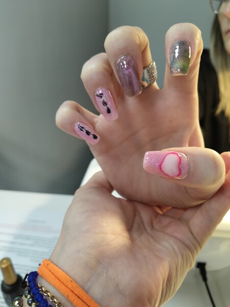 Buna dimineata, manichiura.