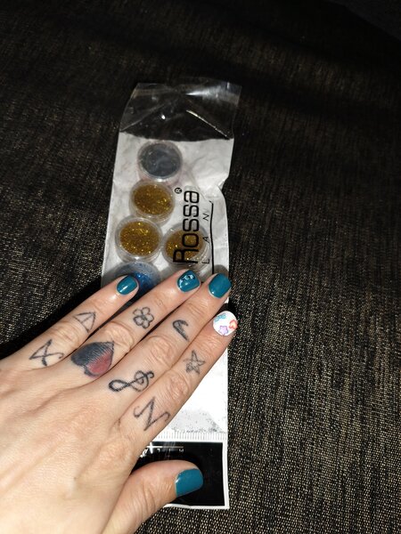 Buna dimineata, manichiura.