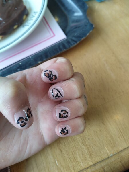 Buna dimineata, manichiura.