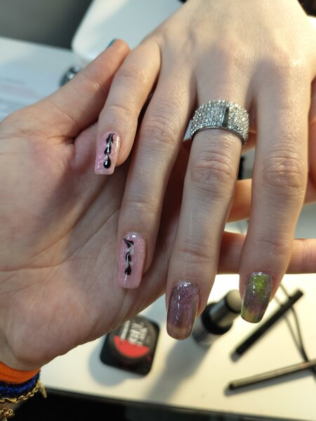 Buna dimineata, manichiura.