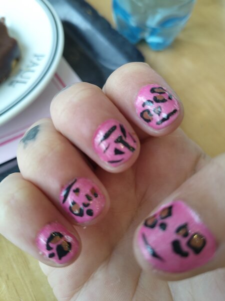 Buna dimineata, manichiura.